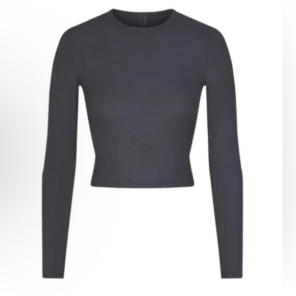 NWT SKIMS SOFT LOUNGE RIB LONG SLEEVE CROP TOP WOMENS SIZE LARGE in GRAPHITE - Picture 2 of 9